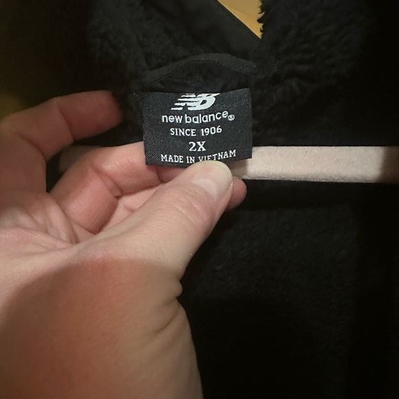 New Balance Black Puffer Jacket with Hood and Relaxed Fit - Picture 4 of 14